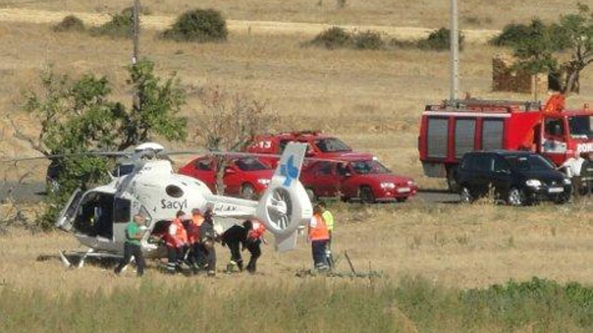 Imagen de archivo de un accidente de tráfico con intervención de los bomberos y el helicóptero de Urgencias sanitarias.