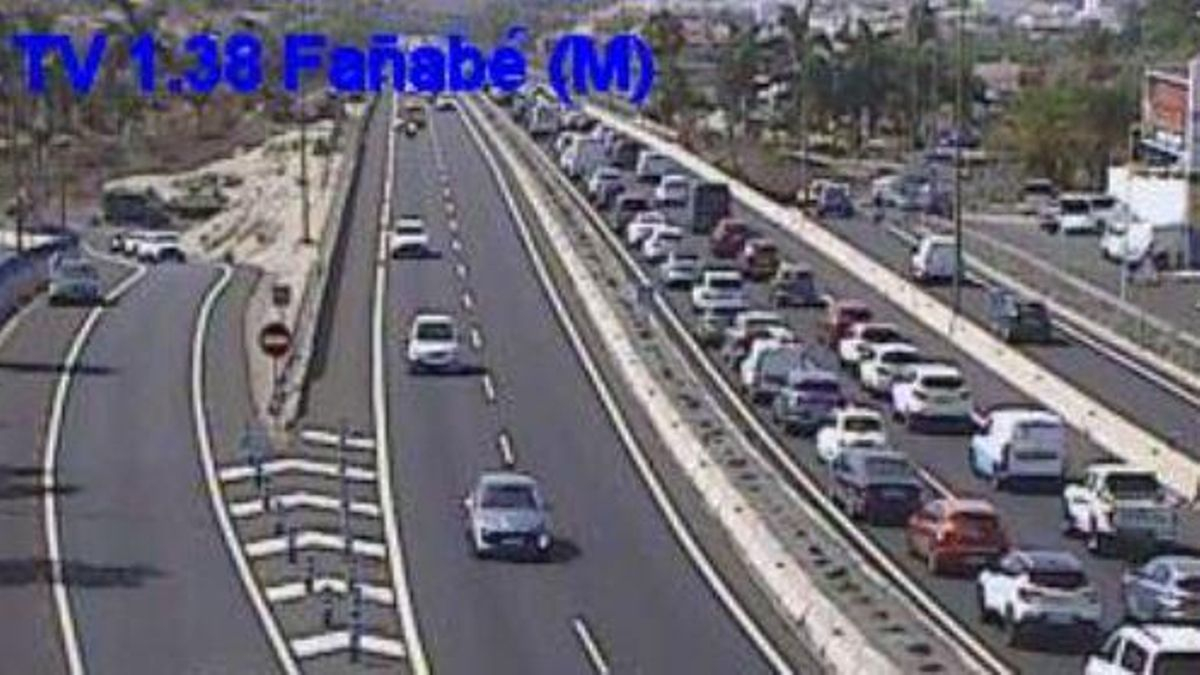 Retenciones en la TF-1, a la altura de Fañabé (Adeje), tras el accidente múltiple de este miércoles.