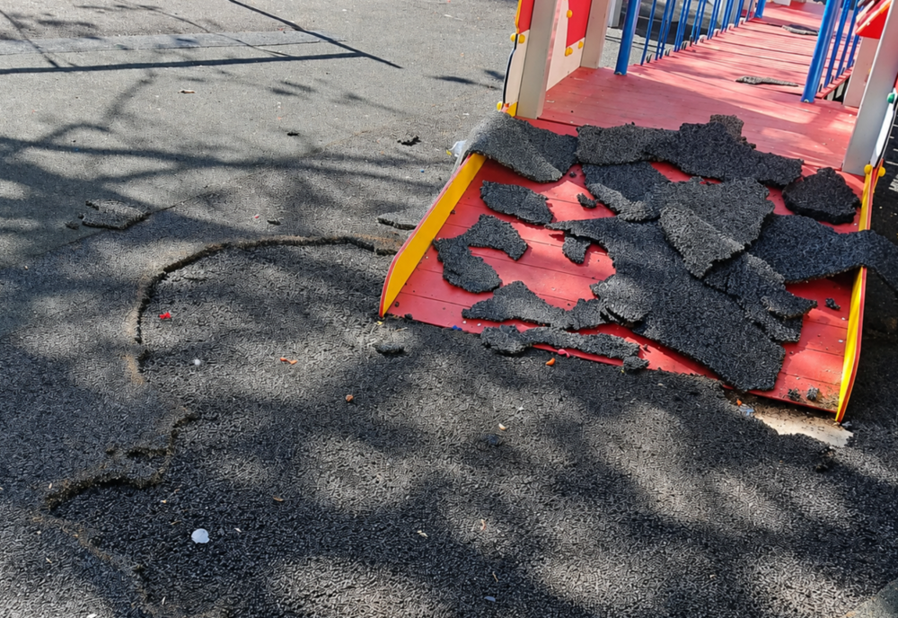 Vandalizan el suelo de caucho del parque de San José Obrero