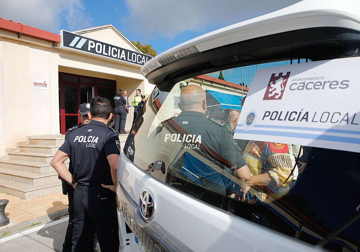 La Policía Local de Cáceres asiste a un conductor que sufrió una parada cardiorrespiratoria en la Montaña