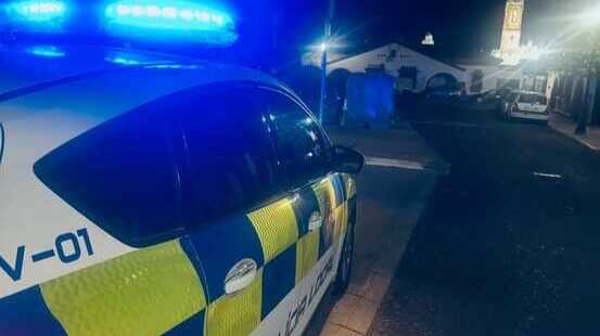 Noche de máxima tensión en Rociana: un ladrón ataca con un machete y obligó a un agente a disparar
