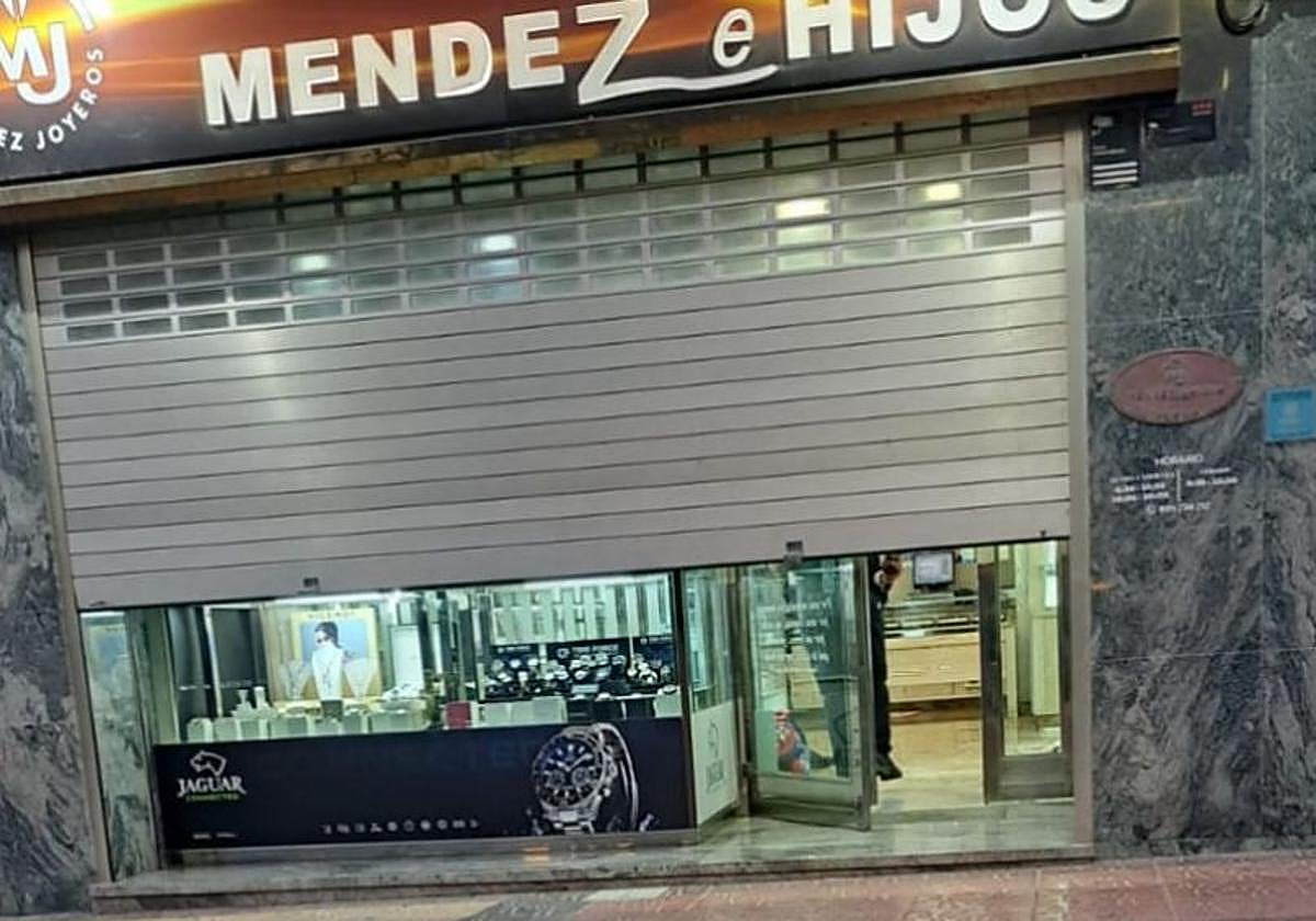 Varios individuos atracan una joyería en Vecindario