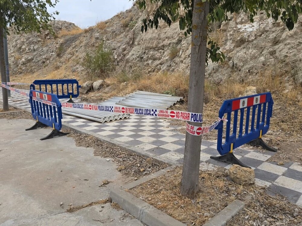 La Policía Local baliza un vertido ilegal de fibrocemento