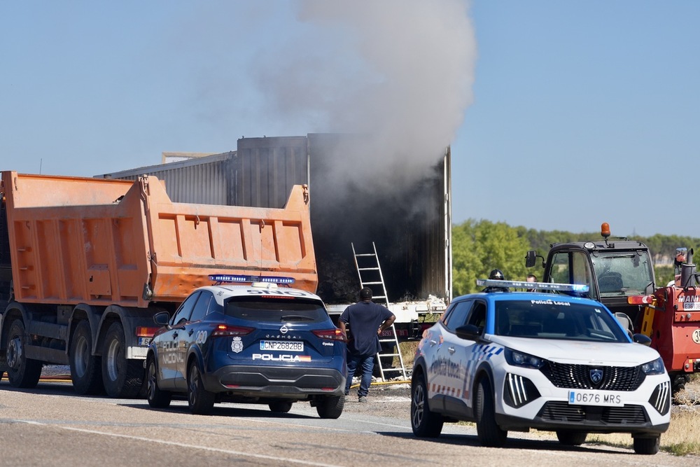 Apagado un incendio en un remolque en Medina del Campo
