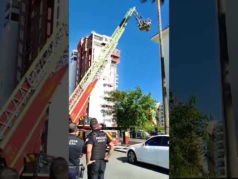 Los bomberos rescatan en La Antilla a una persona herida que no podía ser evacuada por las escaleras