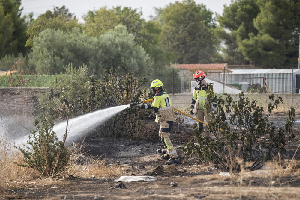 Bomberos trabajan arduamente para controlar incendio en los Pinares del Júcar
