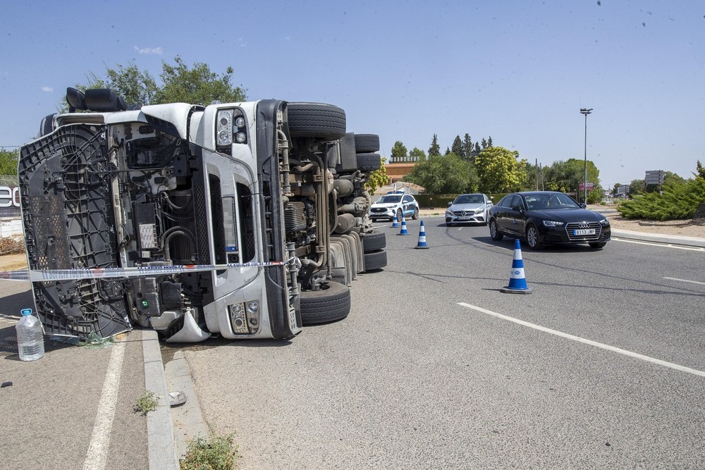 Un camión vuelca en la rotonda de la carretera de Valencia