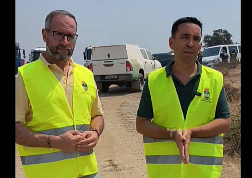 Evacuan a vecinos de viviendas diseminadas en El Castillo de las Guardas, Sevilla, por el incendio de Niebla