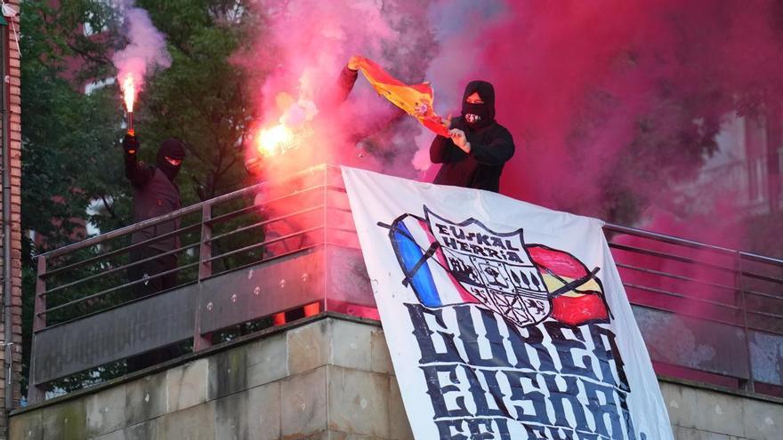 La Policía Nacional arresta en Gasteiz a cinco personas por intentar agredir a un joven con la camiseta de España