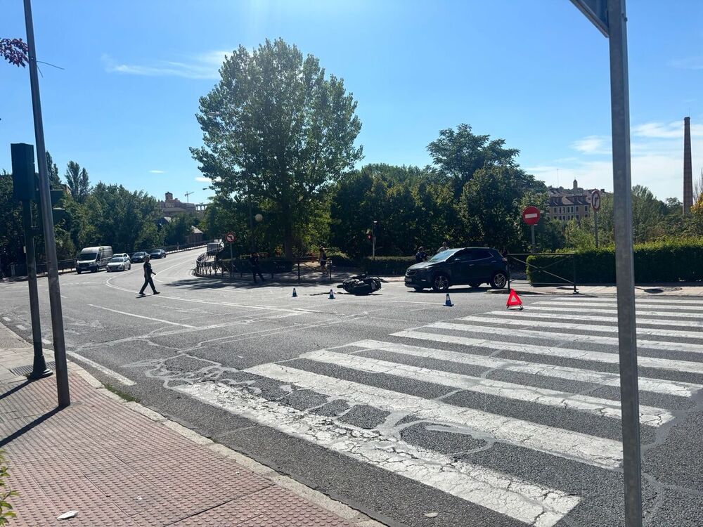 Herido el conductor de una motocicleta al chocar con un coche