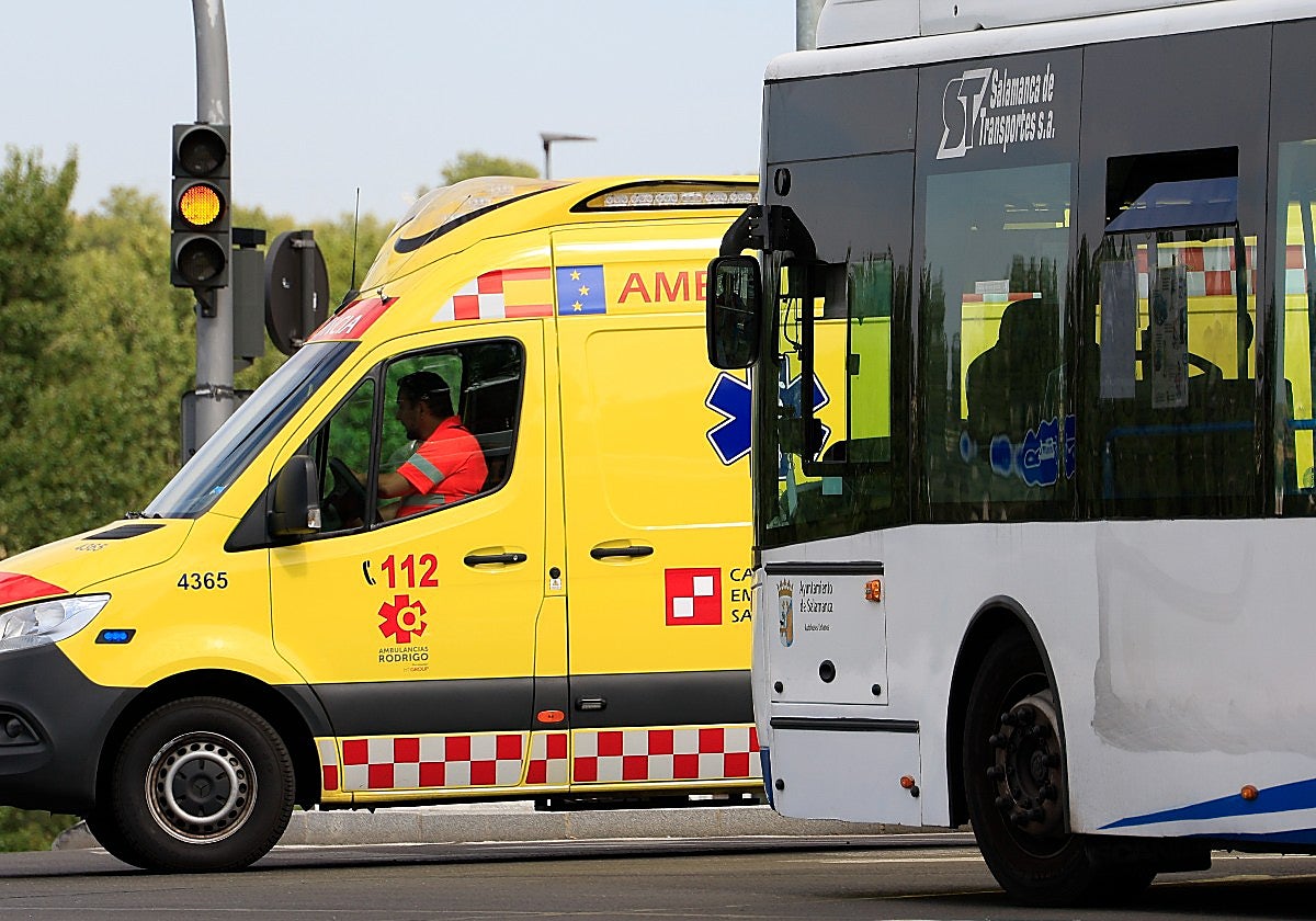 Herida una pasajera del autobús urbano de Salamanca tras colisionar con un turismo