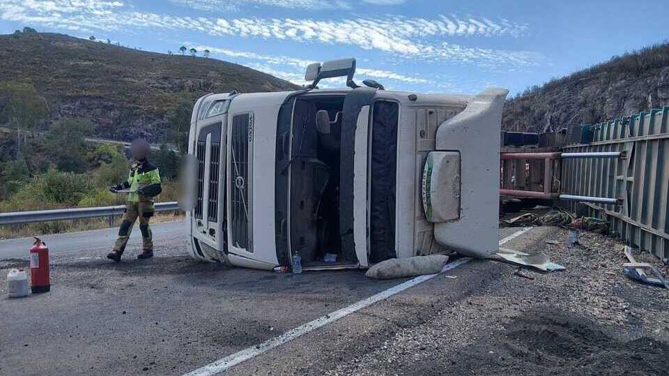 Accidente en la N-435: Increíble vuelco de un camión cargado de madera deja un conductor herido
