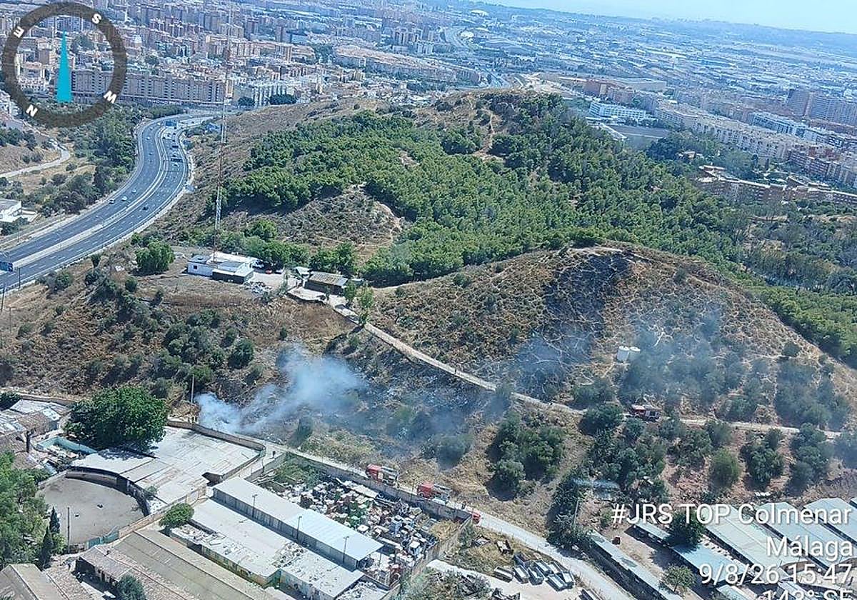 Extinguido el incendio en el paraje del Monte de la Tortuga en Málaga