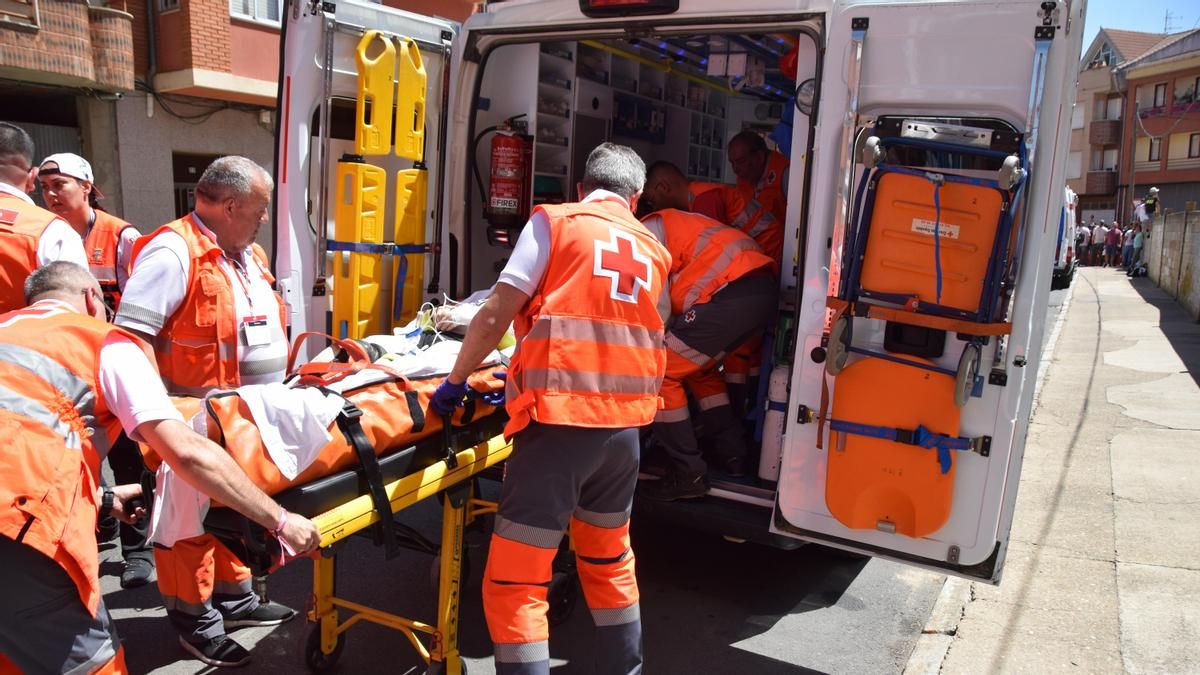 Efectivos de la Cruz Roja de León atendiendo a un piloto herido del Gran Premio de La Bañeza.