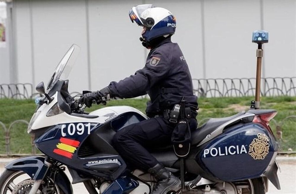 Detenido un ladrón de un comercio que se escondió en un portal