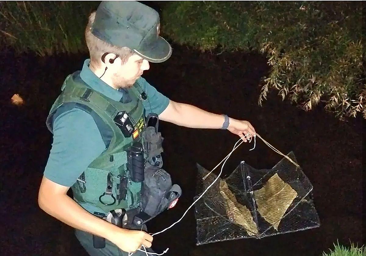 Denunciado por pescar cangrejos sin licencia y fuera de horario en Burgos