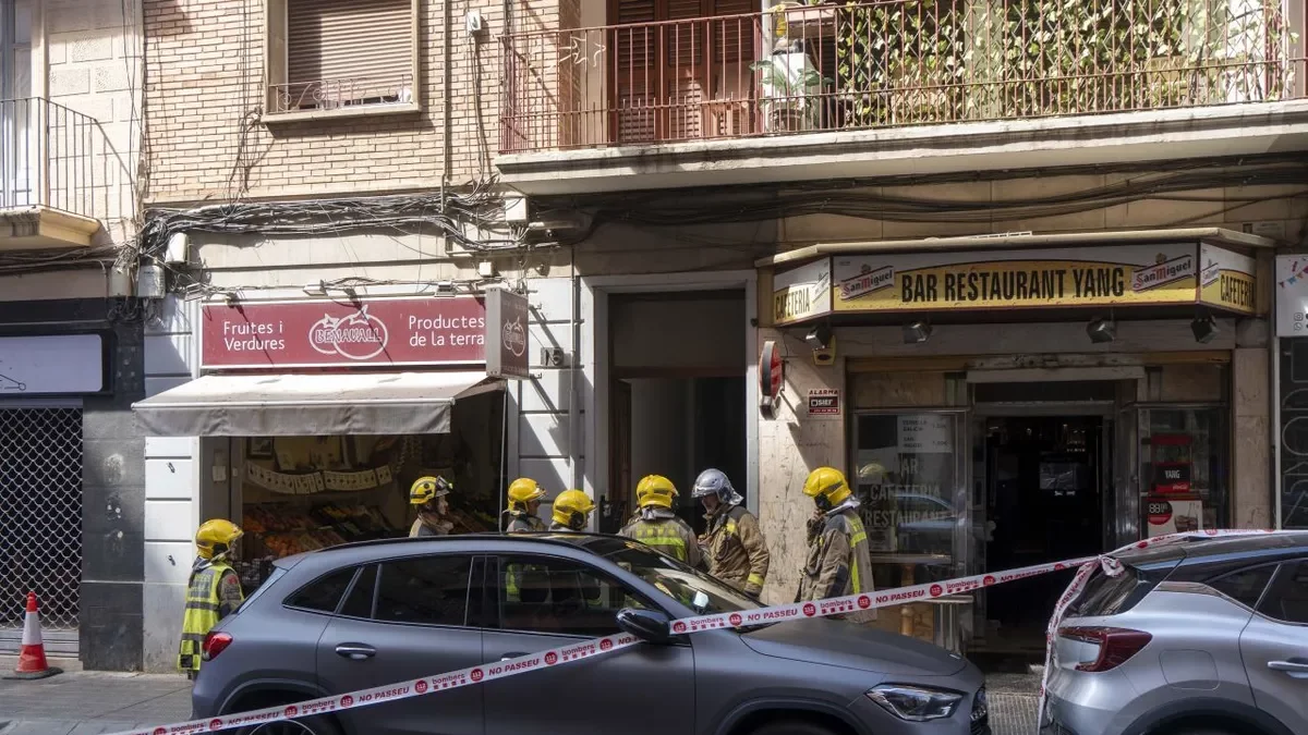 Derrumbe en terraza de un edificio en Lleida obliga a desalojo preventivo