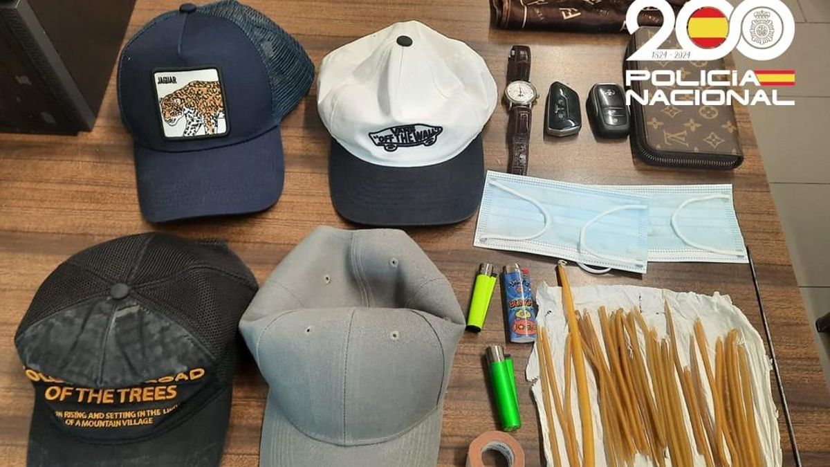 Material utilizado para el marcaje de pisos incautado a los dos detenidos en León.