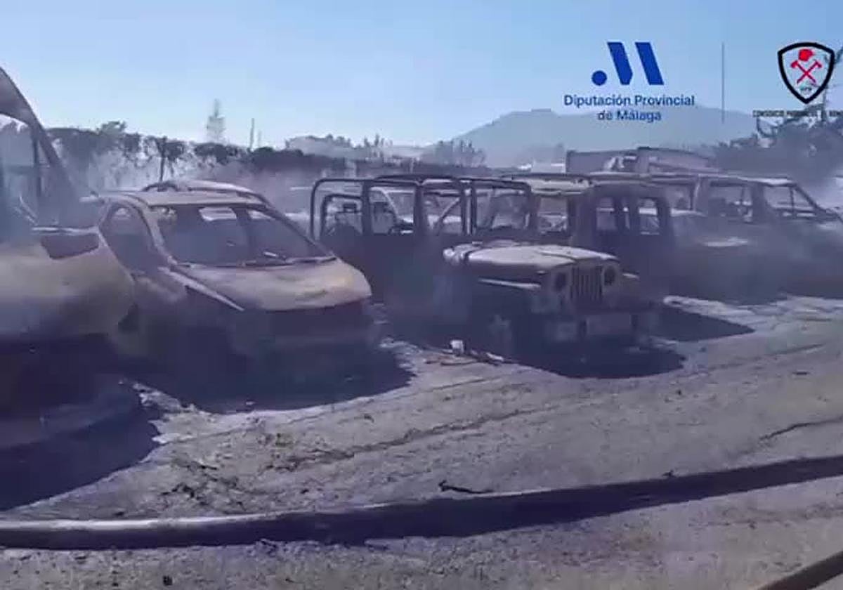 Un incendio calcina medio centenar de vehículos en un taller mecánico de Estepona
