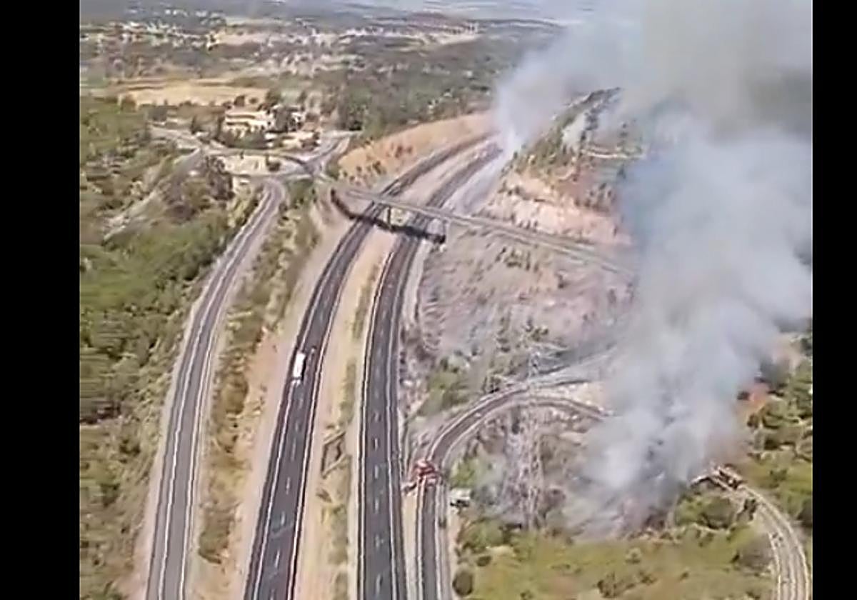 Sucesos: Arde un camión accidentado en la A-66 y provoca un incendio forestal de nivel 1 de peligrosidad cerca de Cañaveral