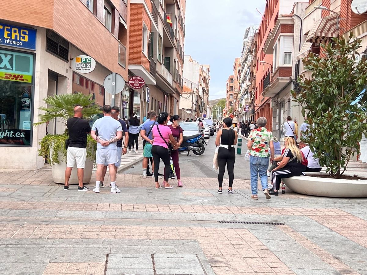 Tensión y expectación frente a un importante cordón policial en los juzgados de Puertollano