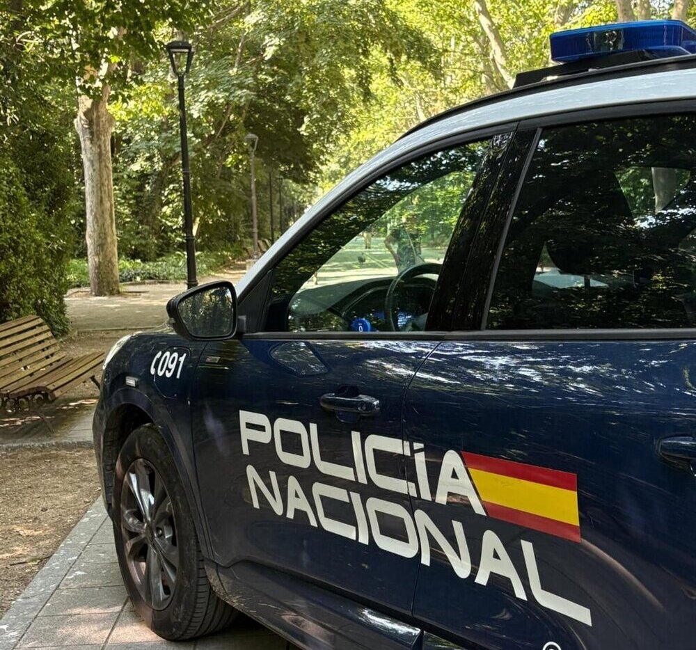 Detienen a una pareja al intentar vender un móvil a su dueña