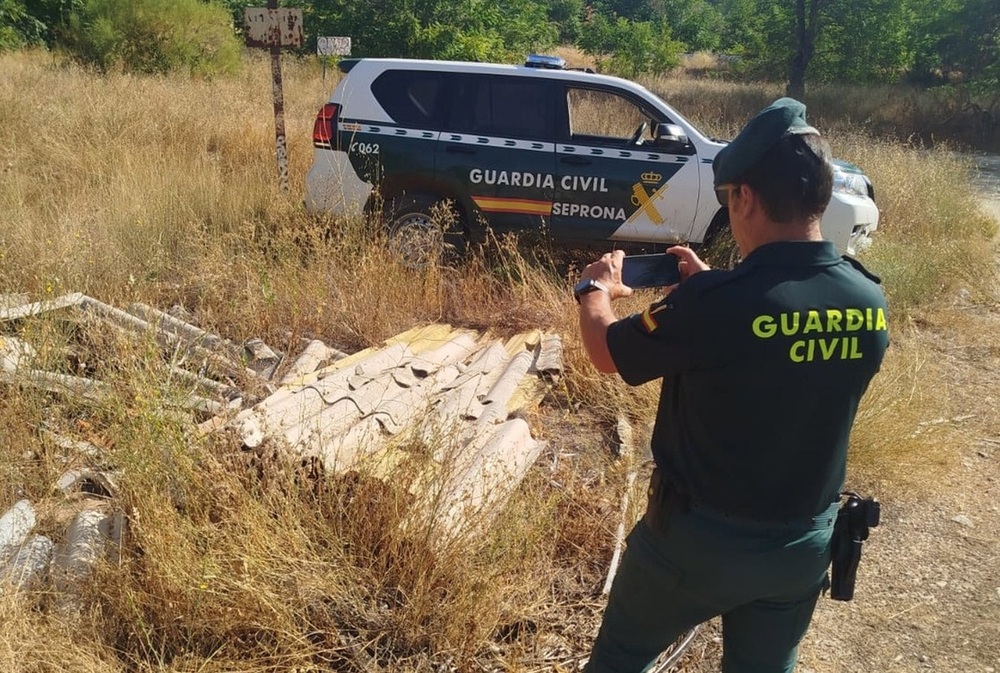 Detienen a tres personas por abandonar amianto en un olivar