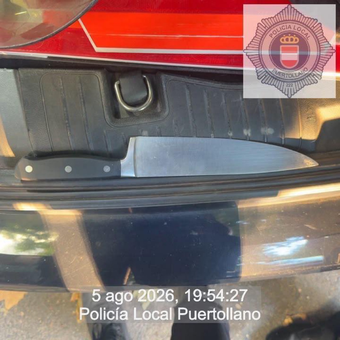 Policías locales de Puertollano escalan un segundo piso para auxiliar a una mujer amenazada por su pareja