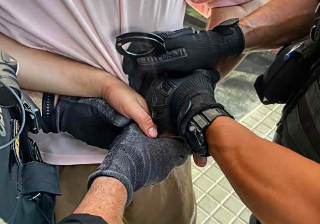 Detenido en Santa Coloma de Gramenet por intentar robar en un supermercado y amenazar al vigilante con un arma blanca
