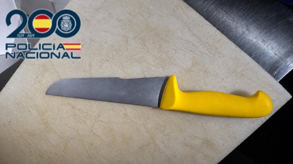 Se clava un cuchillo tras amenazar al dueño de una tienda