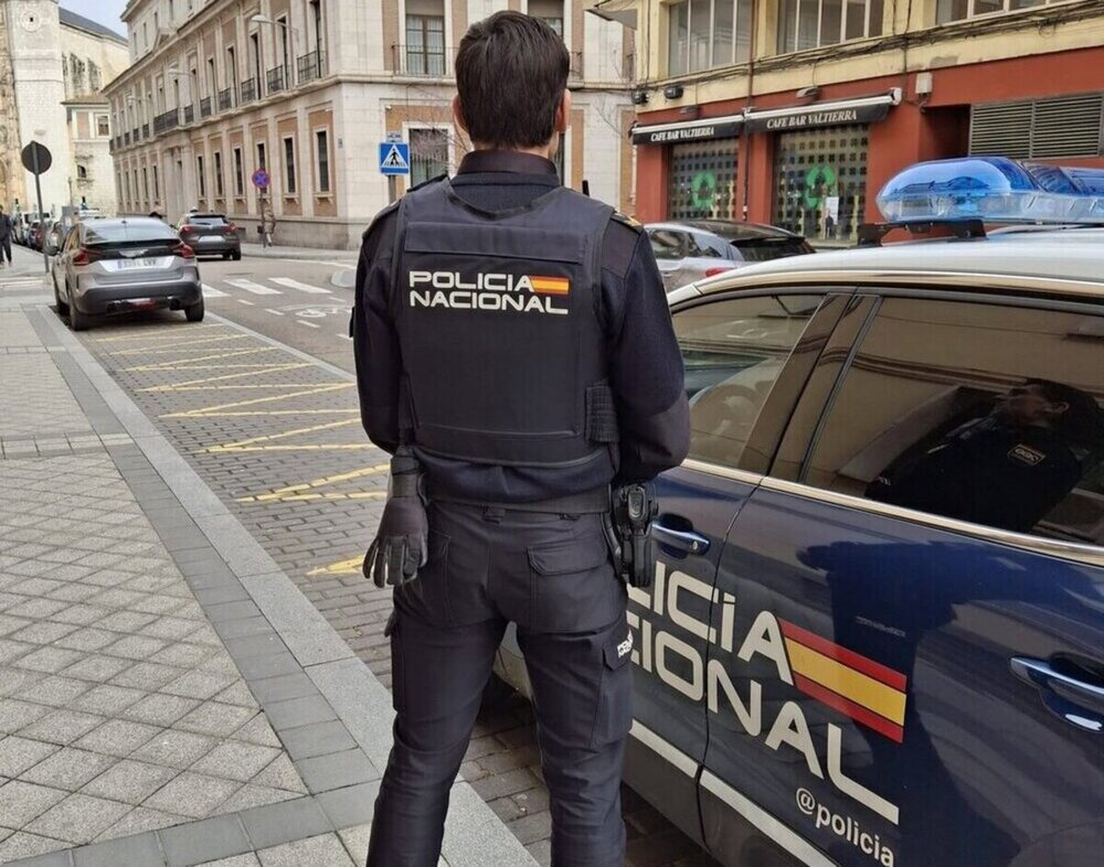 Golpean y causan graves cortes a una mujer al salir de un bar