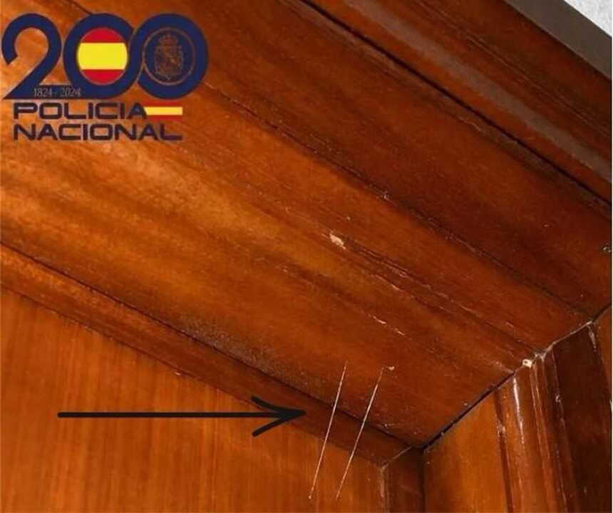 Robo de viviendas estratégico: Tres detenidos tras robar marcando las puertas con hilos de pegamento