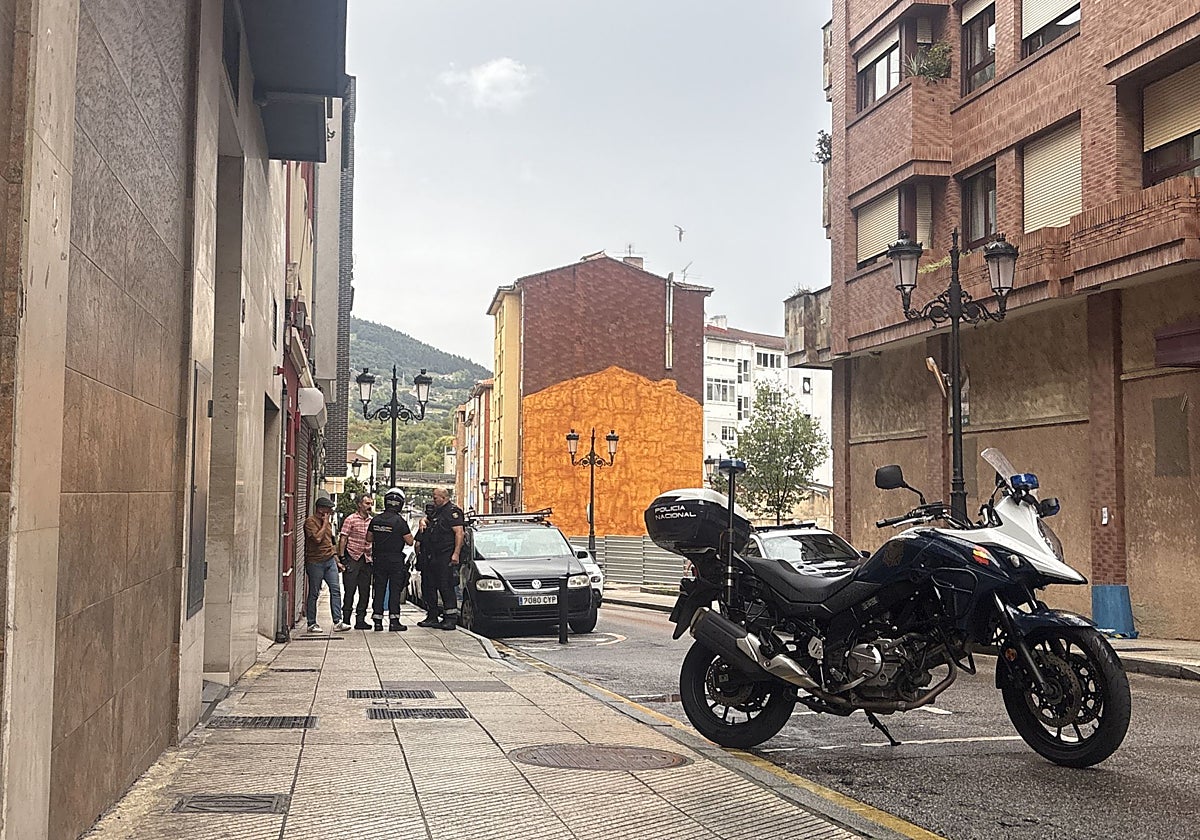 Alarma en Oviedo: un disparo atraviesa la ventana de una vecina del bloque de enfrente y acaba con dos detenidos
