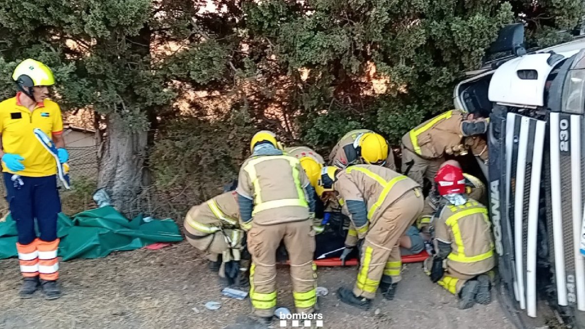 Dos heridos en accidentes con camiones volcados en Lleida y Miralcamp
