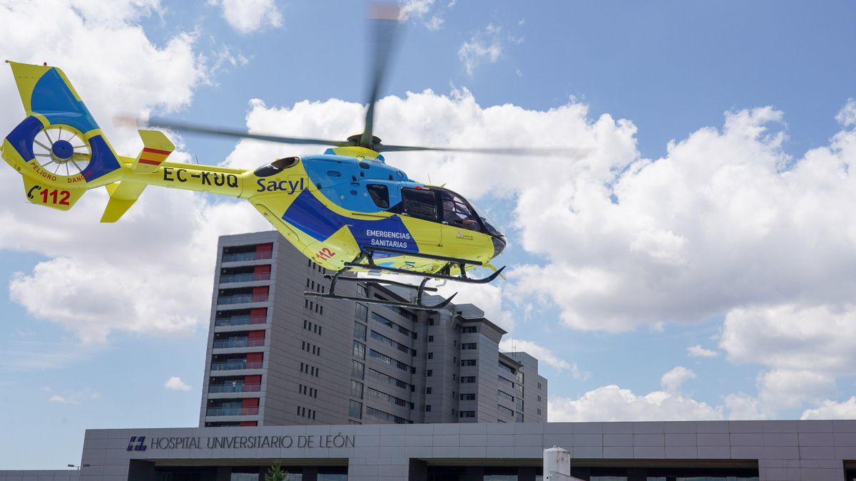 El helicóptero sanitario de Sacyl en el Hospital de León, archivo.