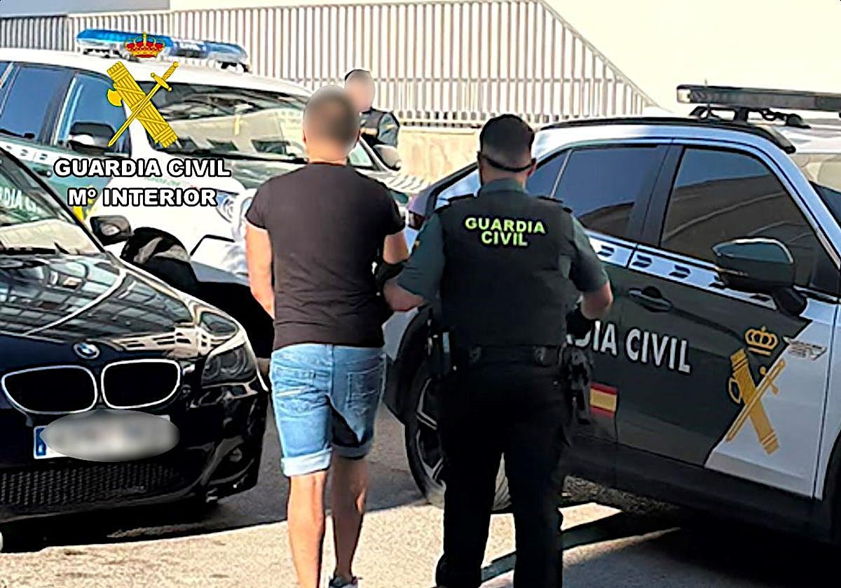 Detenidos dos jóvenes por agredir y robar a un hombre en un pueblo de Burgos