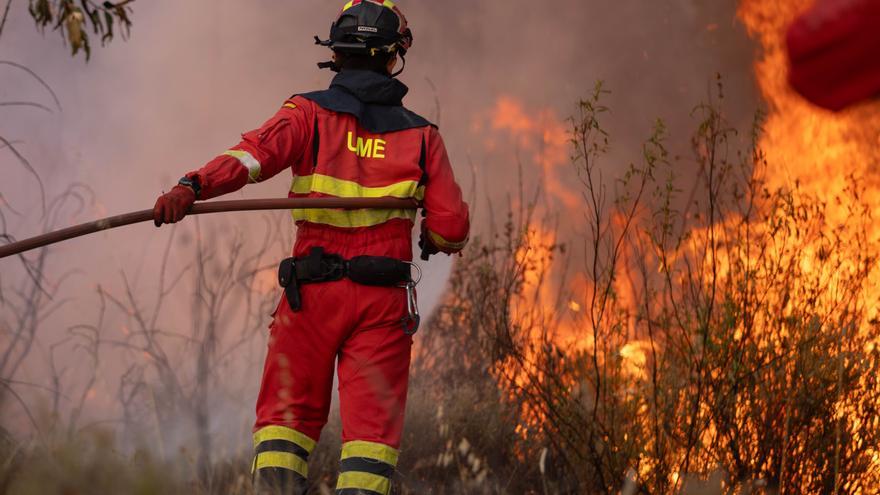 El Gobierno español manda nuevos recursos contra el incendio de Niebla, donde ya hay más de medio millar de efectivos