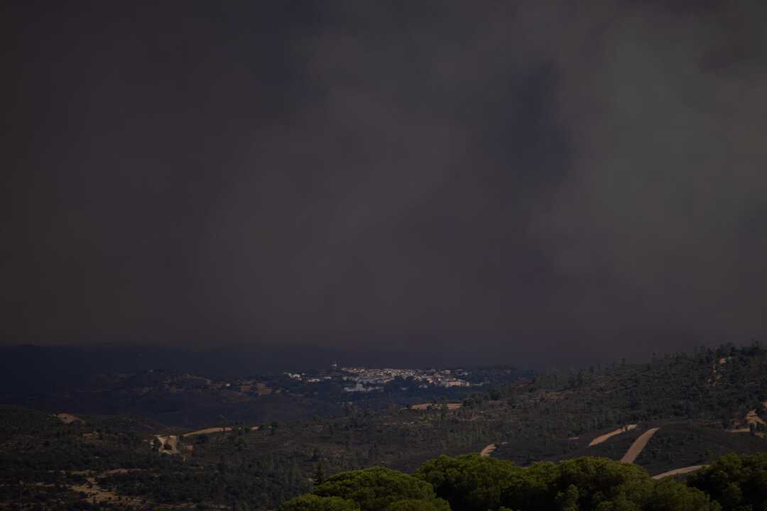 Surge la oportunidad de contener el avance del incendio de Niebla: un cambio en el viento lo permite