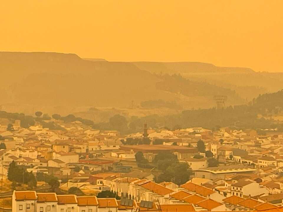 El incendio de Niebla obliga a cerrar instalaciones deportivas de varios municipios