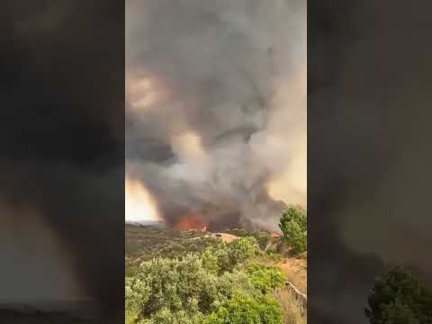 El incendio de Niebla genera un "tornado" ( @at_brif / Meteocartaya)
