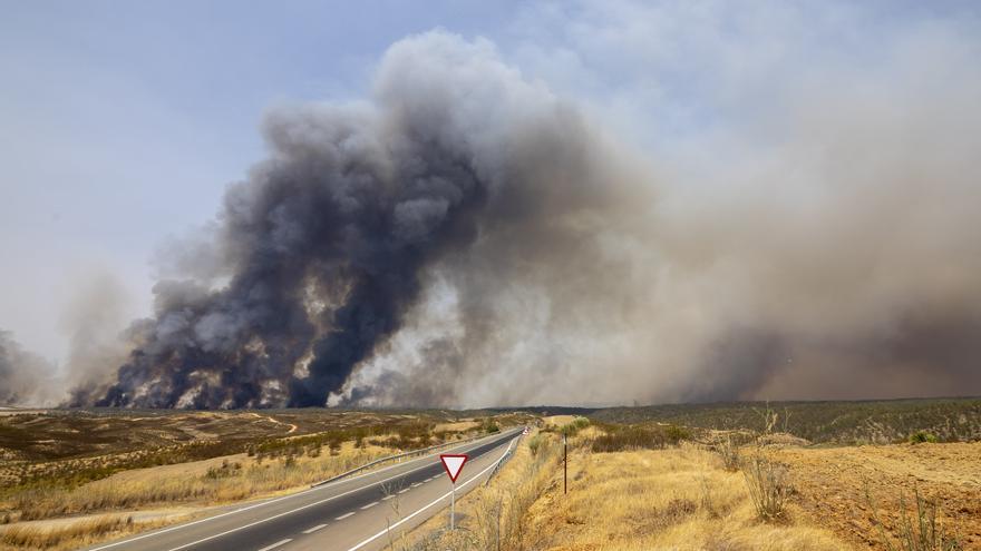 El incendio de Niebla recorre 28.000 hectáreas tras una noche "compleja" pero "se frena" su crecimiento