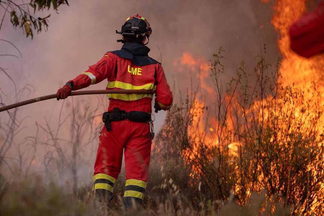 Medios de otras comunidades refuerzan el avance del operativo del incendio de Niebla, que suma 718 desalojos