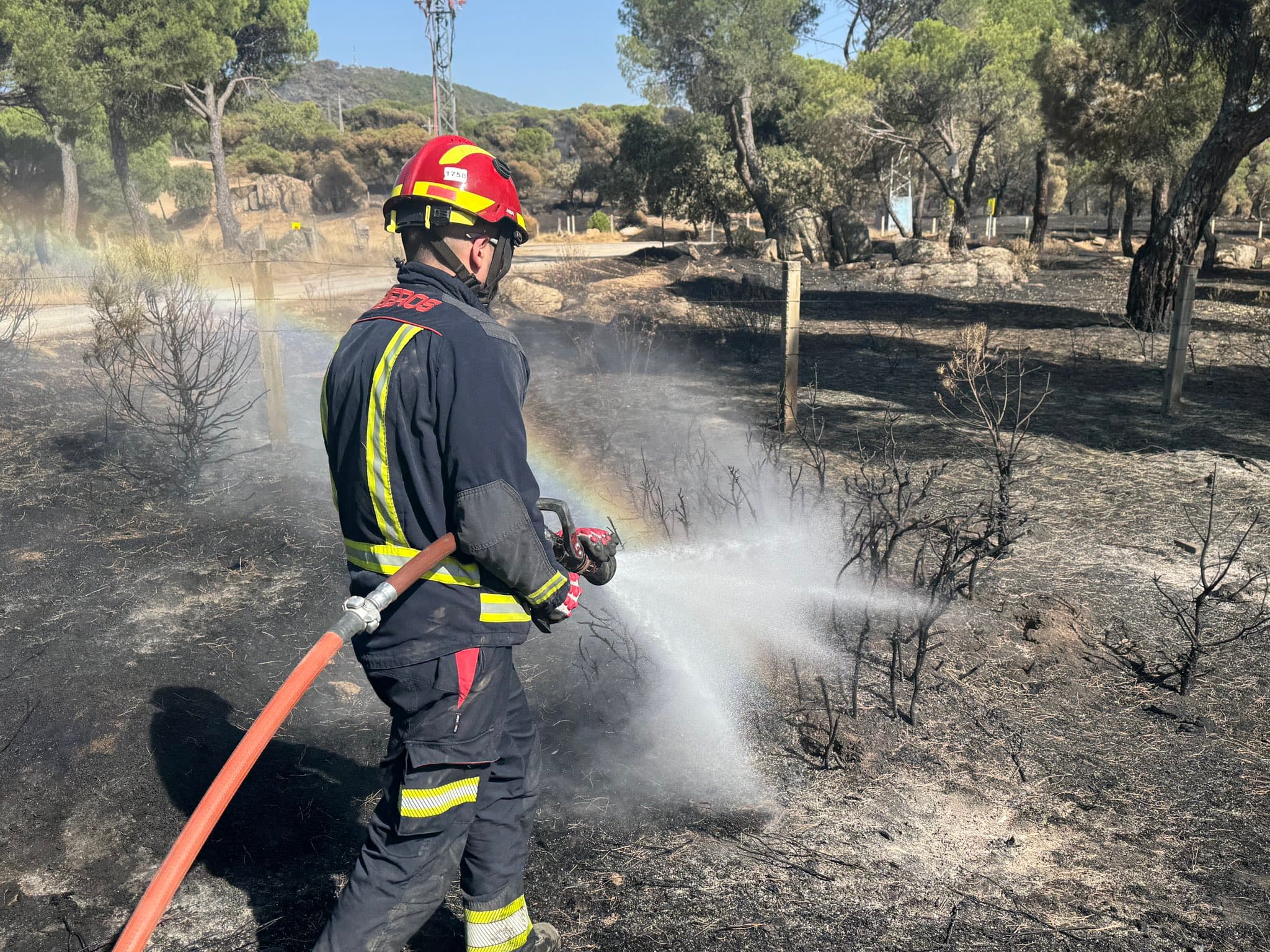 El incendio de la Sierra Oeste encadena dos noches sin reactivaciones