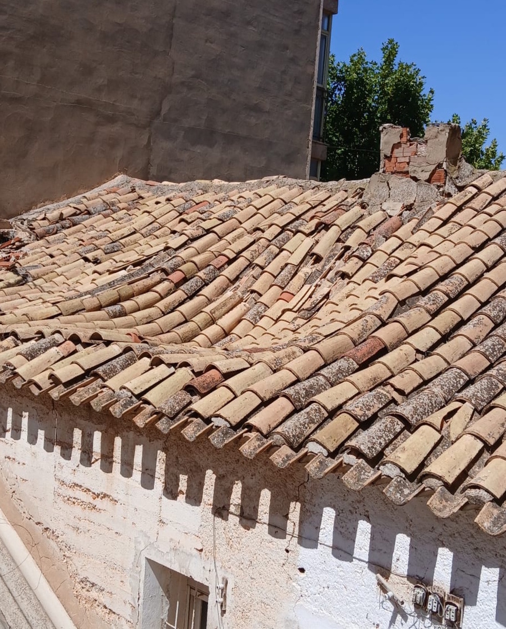 Cae el tejado de una vivienda  en la carretera de Valencia