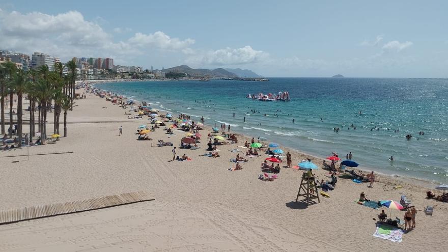 Hallan muerto a un hombre de 45 años en una hamaca de una playa de Alicante