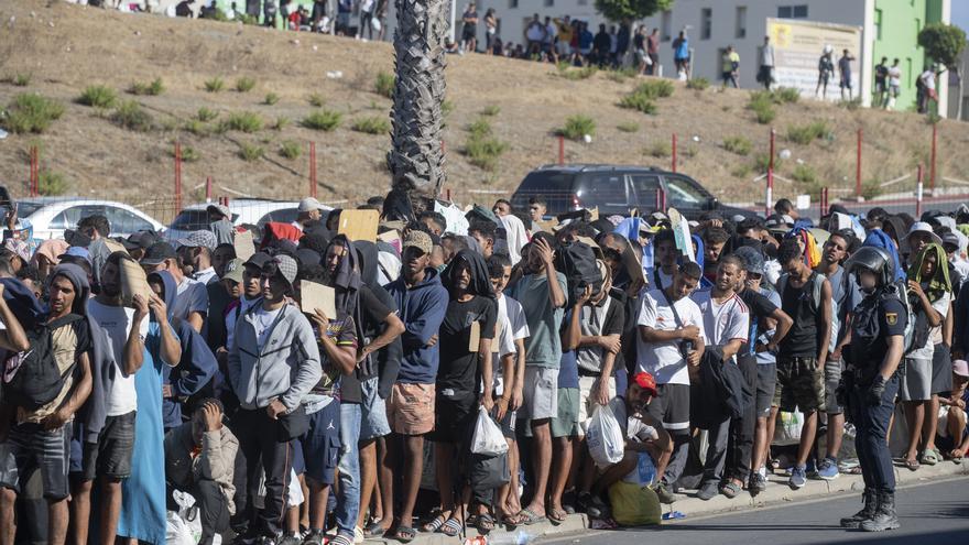 Expulsan a dos migrantes que entraron en Ceuta al querer viajar con DNI falsificados