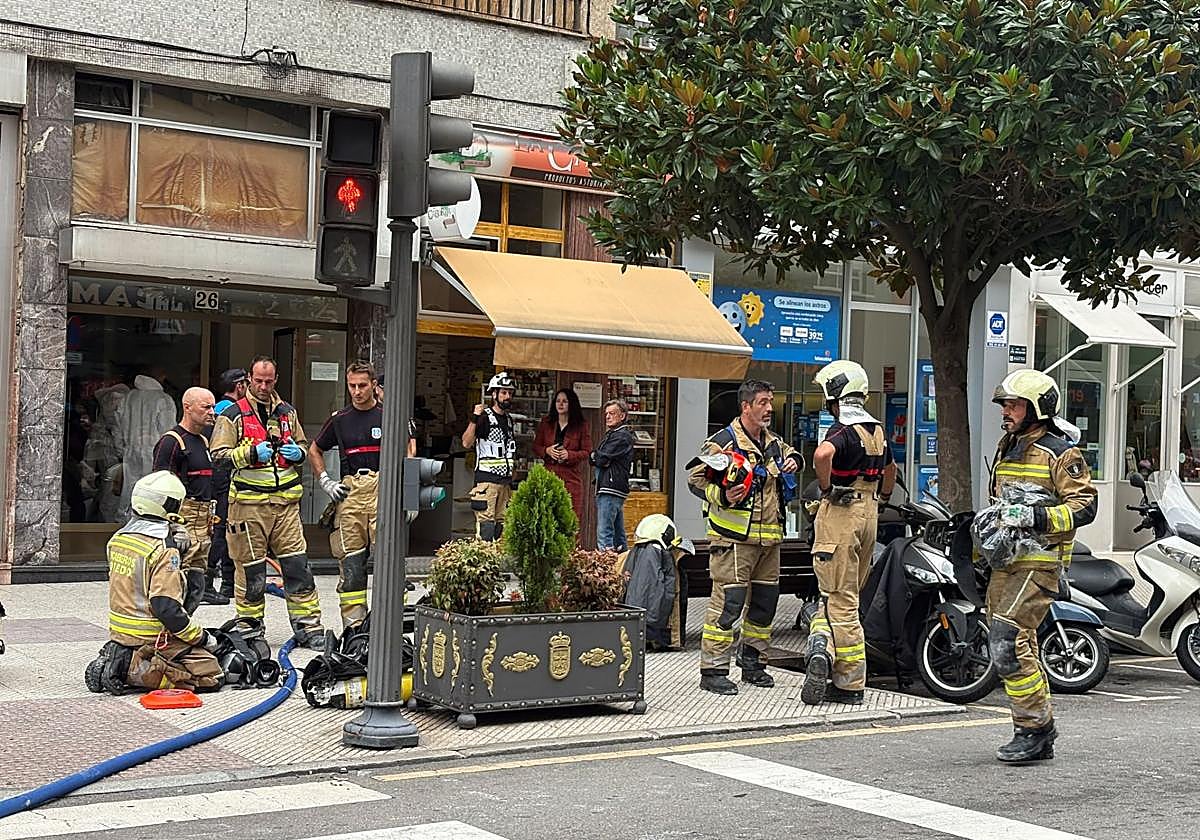 Fuerte explosión e incendio en un edificio de Oviedo: hombre detenido tras caer desde tercer piso y esconderse en armario