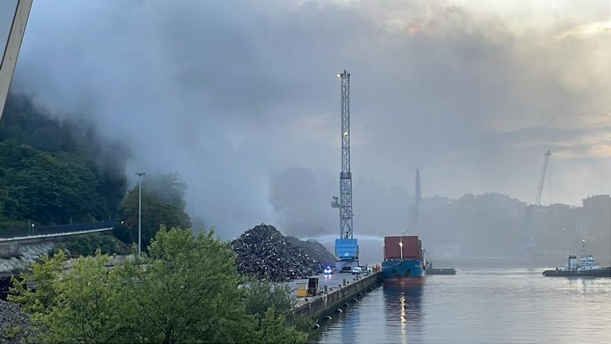 Un incendio en el puerto de Pasaia aísla a Donibane y obliga a recomendar el cierre de ventanas