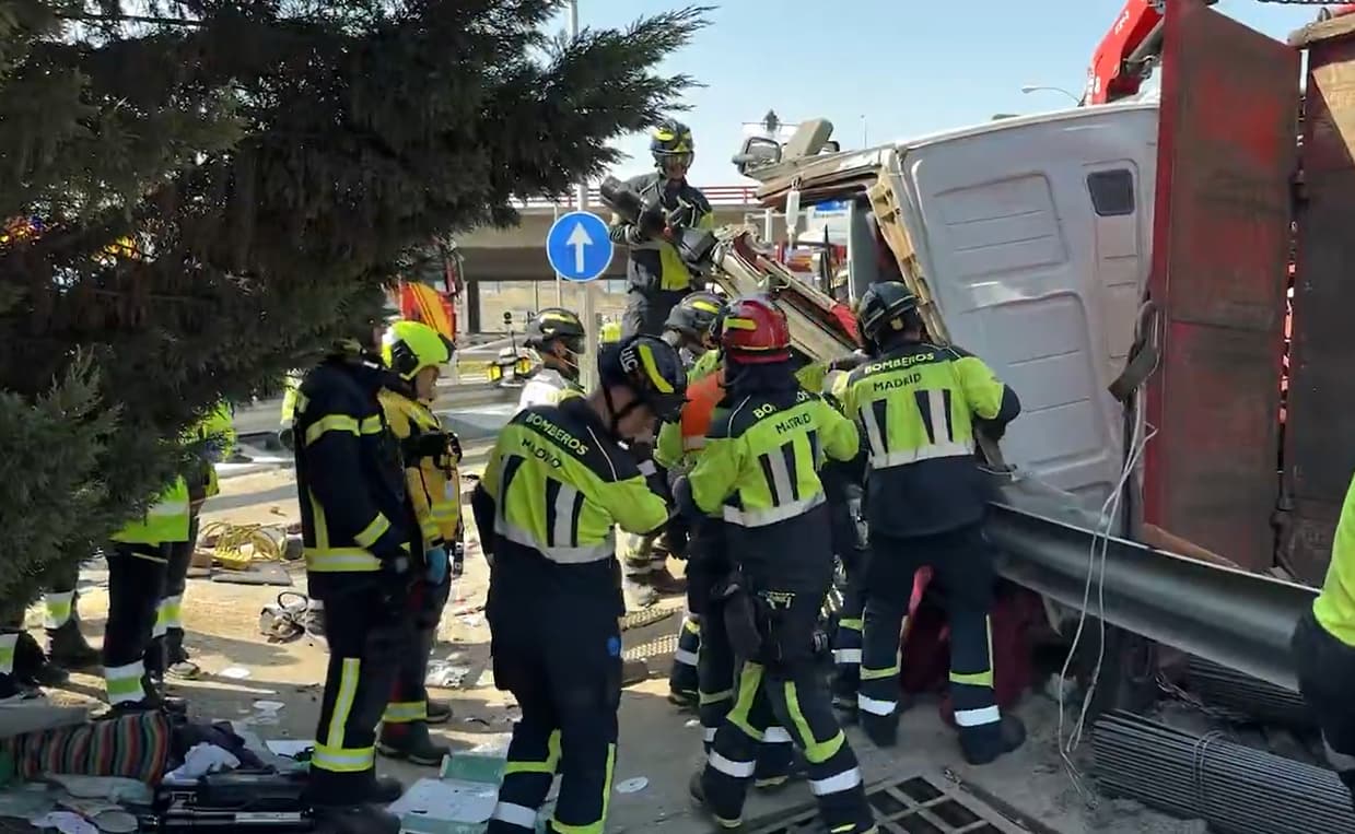 Un camionero, atrapado por la cabeza tras un accidente en la M-45