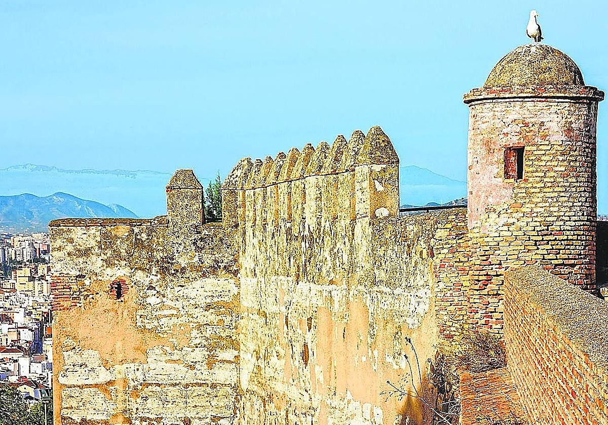 Un hombre de 63 años, en estado grave tras caer desde un muro del Castillo de Gibralfaro